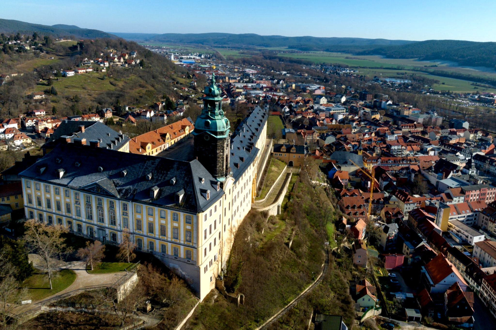 Gerüste verdecken Westflügel des Schlosses.